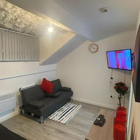 Remarkable 1-bed In Leeds * ليدز