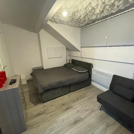 Remarkable 1-bed In Leeds * ليدز